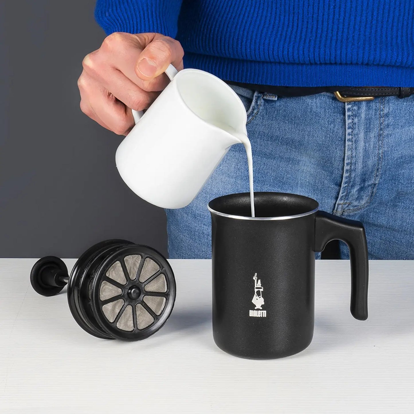 Wlewanie mleka do ręcznego spieniacza Bialetti Tuttocrema – przygotowanie do spieniania mleka na cappuccino lub latte