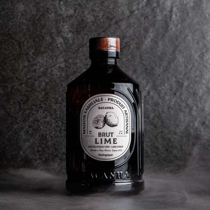 Syrop Bacanha o smaku limonkowym 400 ml – organiczny syrop z limonki w szklanej butelce na ciemnym tle