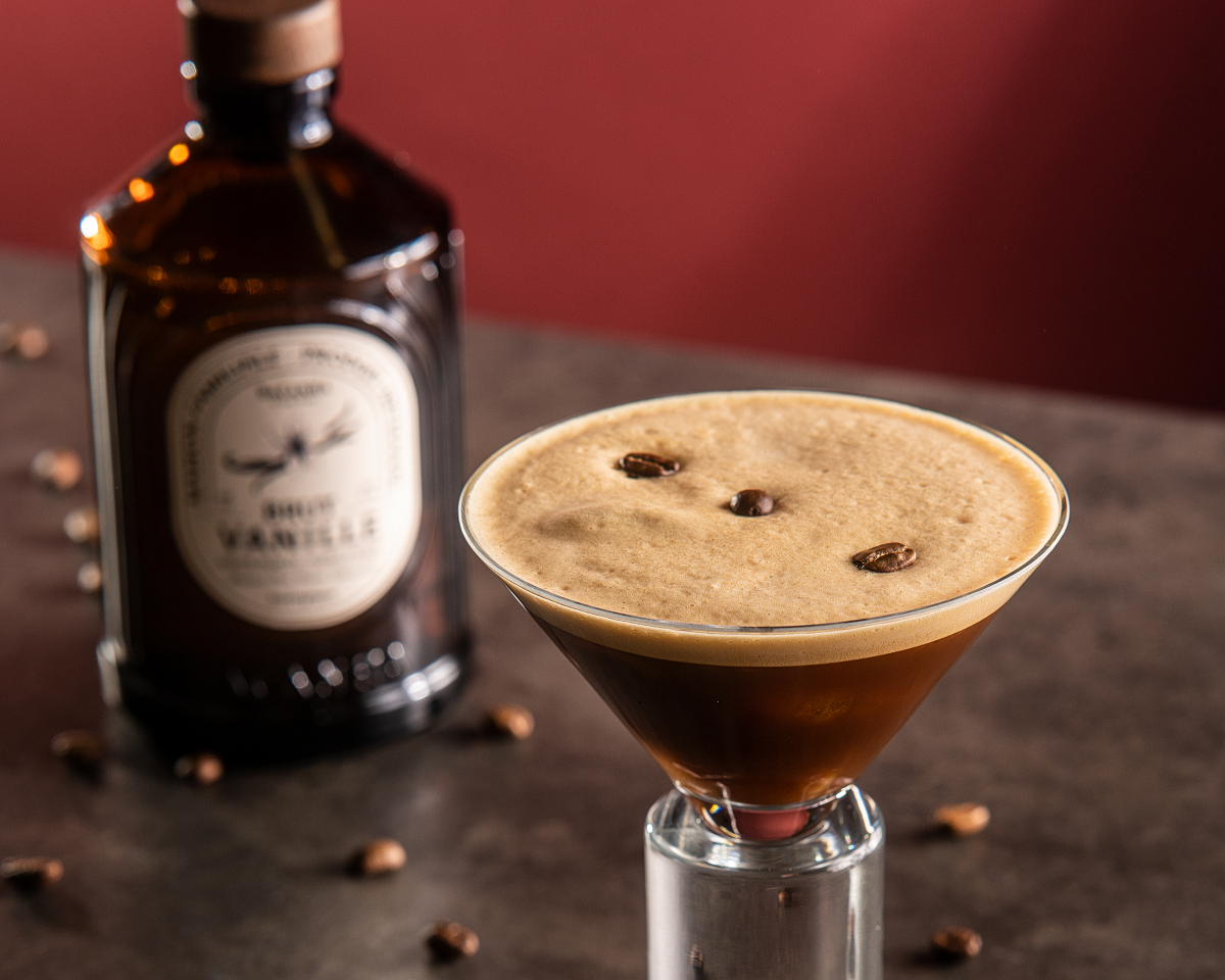 Mocktajl Espresso Martini z organicznym syropem Bacanha waniliowym – przepisy na koktajle bez alkoholu, JAVA Coffee