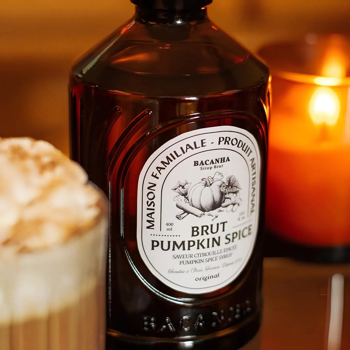 Butelka syropu Bacanha Pumpkin Spice 400 ml – jesienny klimat, świeca i latte z pianką