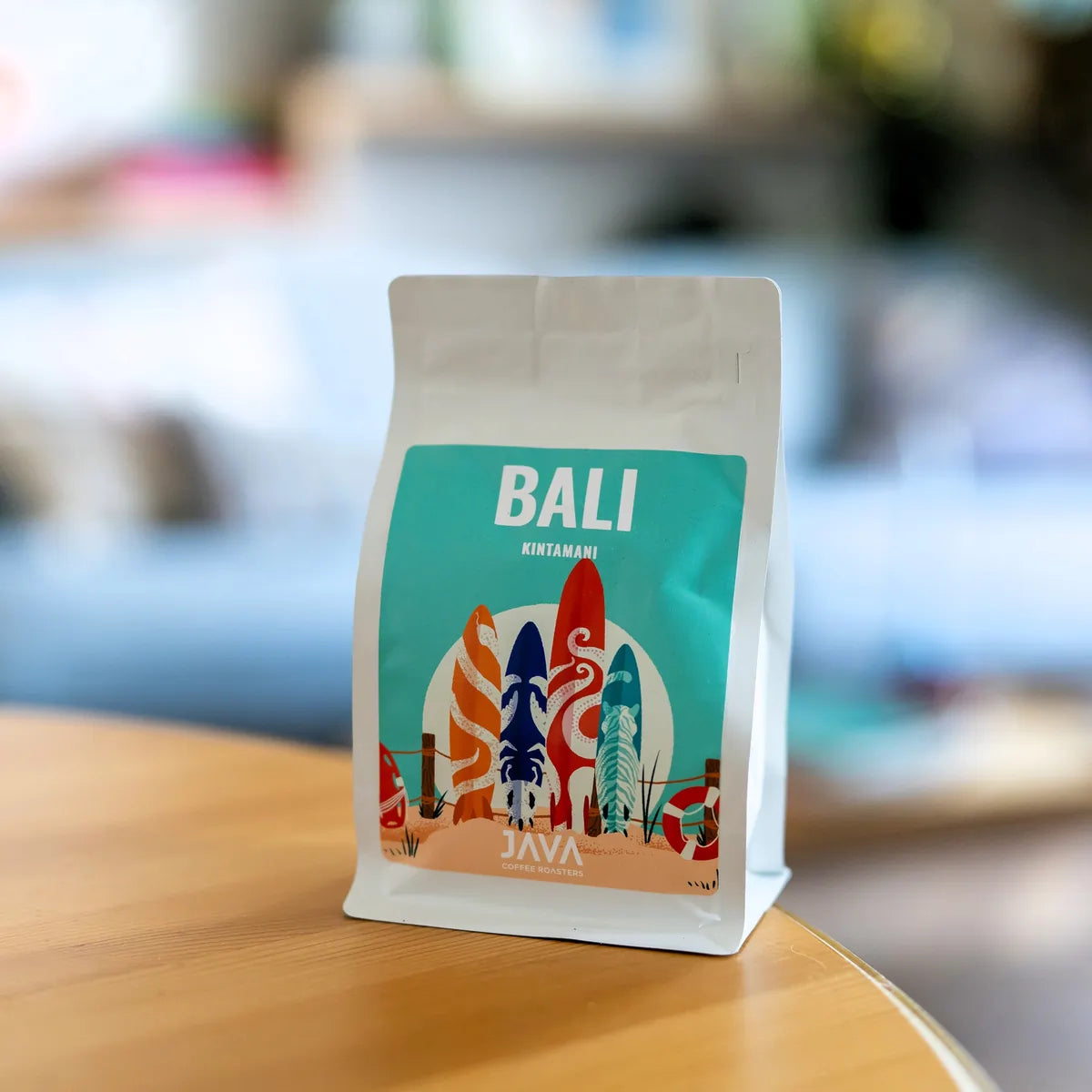 Kawa specialty Bali Kintamani od JAVA Coffee na drewnianym stole w nowoczesnym wnętrzu w Warszawie