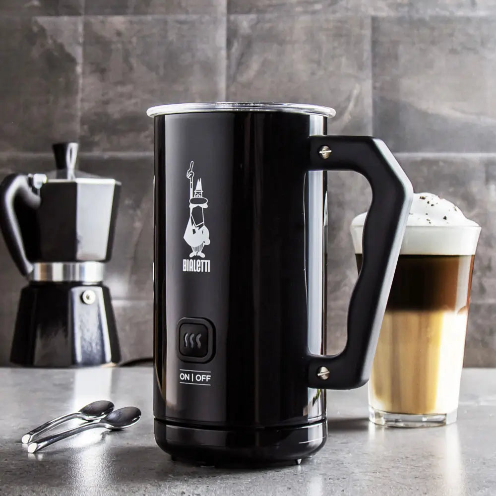 Elektryczny spieniacz do mleka Bialetti – kremowa pianka do cappuccino i latte w domowym stylu