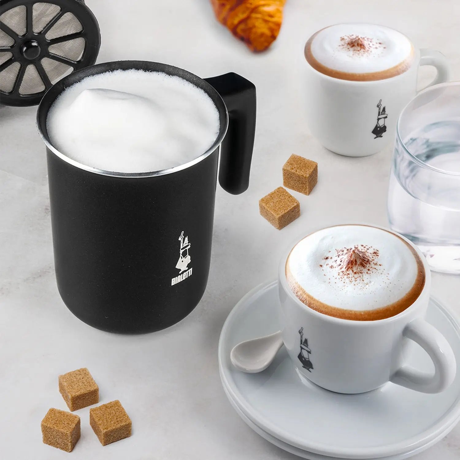  Spieniacz Bialetti Tuttocrema z mleczną pianką – idealny do cappuccino i latte w domowym stylu