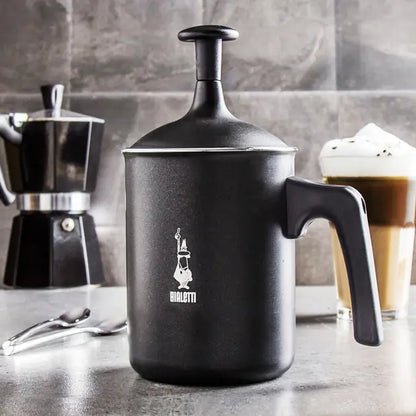 Ręczny spieniacz do mleka Bialetti Tuttocrema czarny – idealny do cappuccino i latte, z podwójnym sitkiem i ergonomiczną rączką