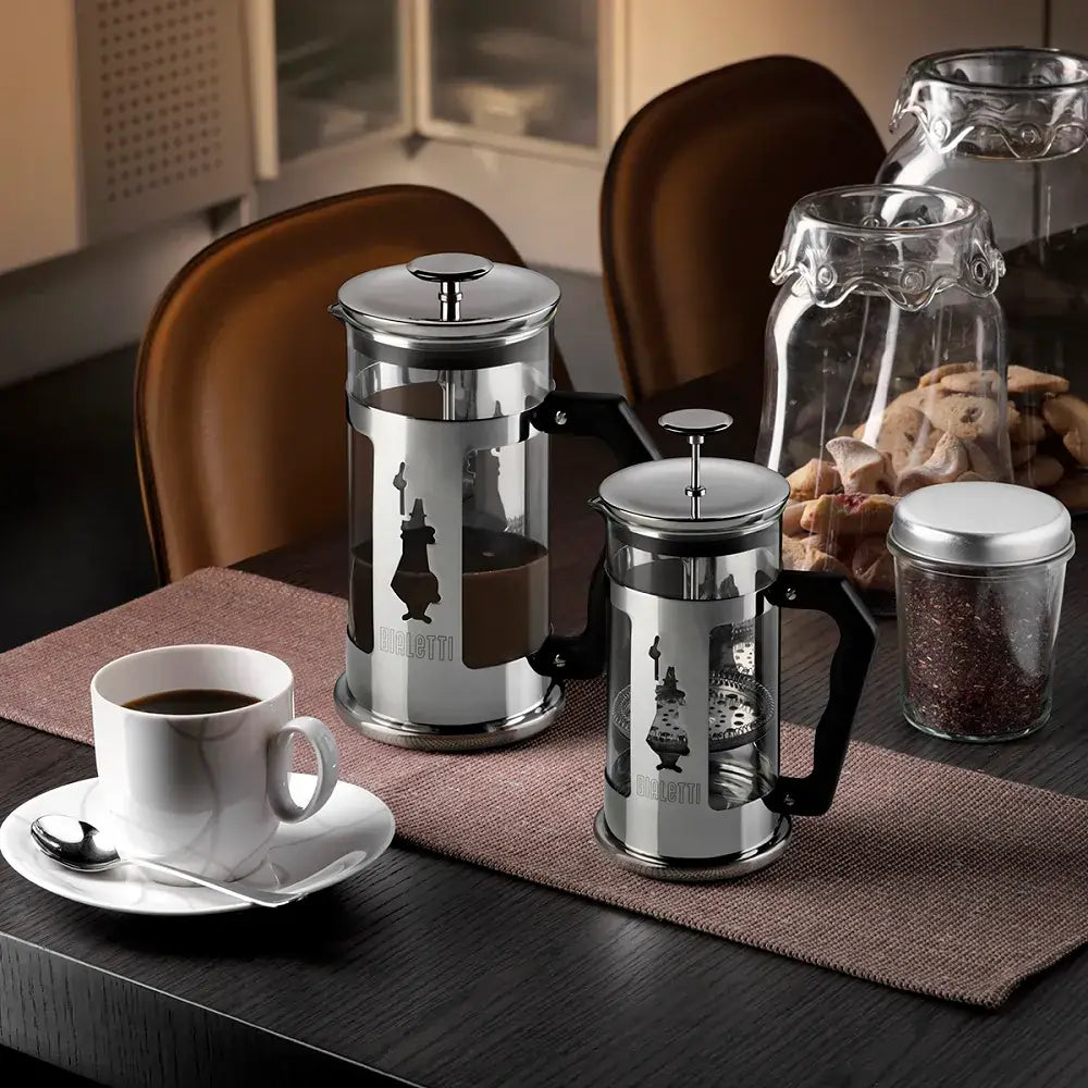 Zestaw french pressów Bialetti Preziosa do kawy na stole jadalnianym, zaparzacze tłokowe ze szkła i stali nierdzewnej, zdjęcie lifestyle