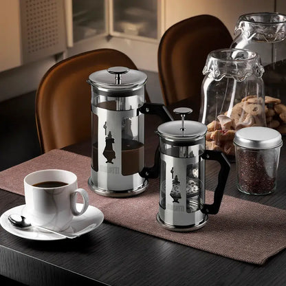 Zestaw french pressów Bialetti Preziosa do kawy na stole jadalnianym, zaparzacze tłokowe ze szkła i stali nierdzewnej, zdjęcie lifestyle