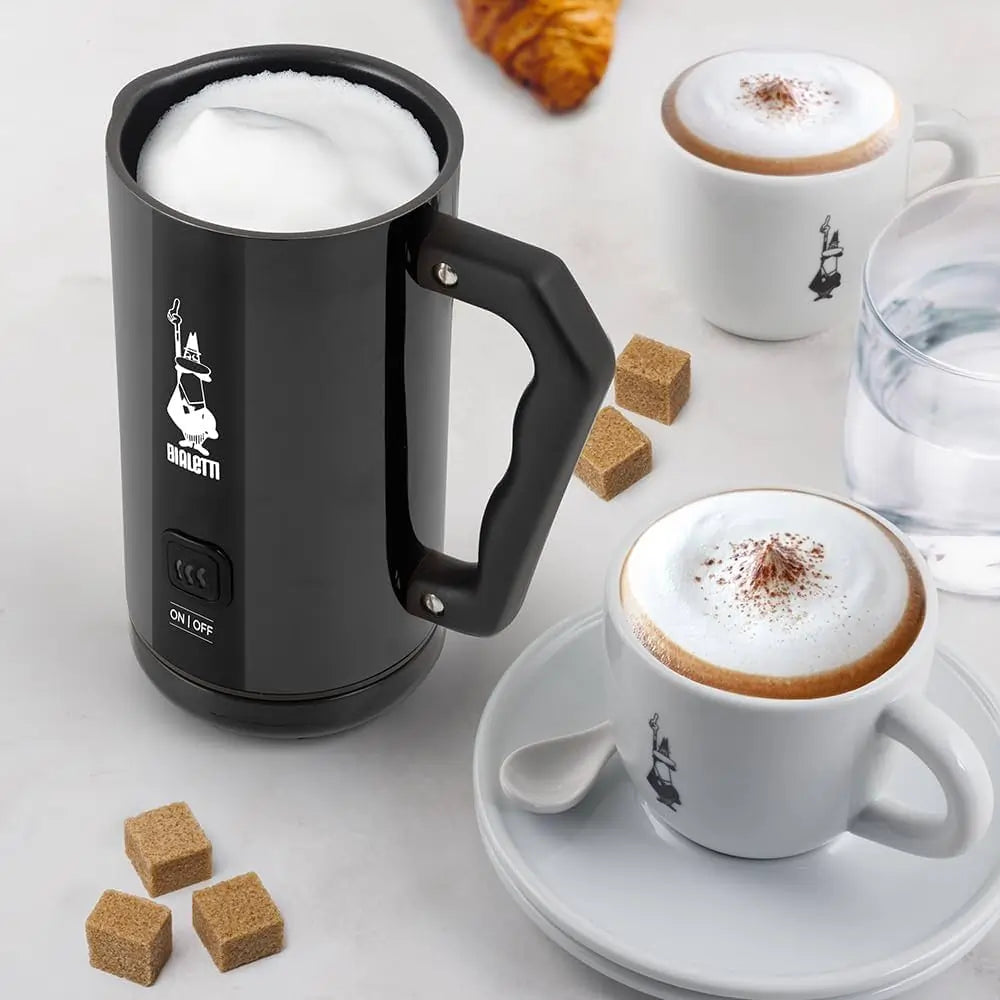 Elektryczny spieniacz do mleka Bialetti – idealna pianka do latte i mokki, obok kawiarki moka