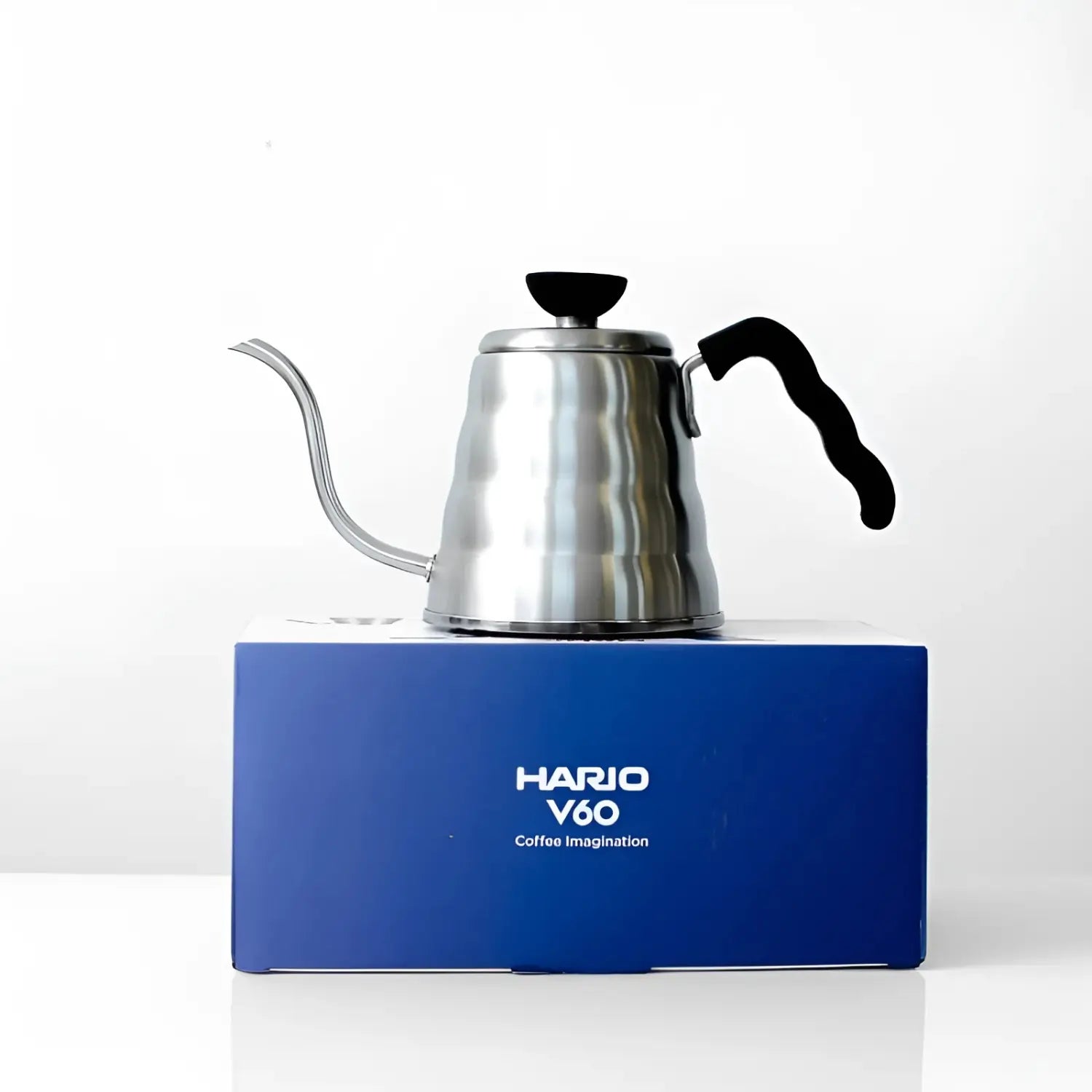 Czajnik Hario Buono 700 ml z wylewką typu gęsia szyja – prezentowany na oryginalnym pudełku Hario V60