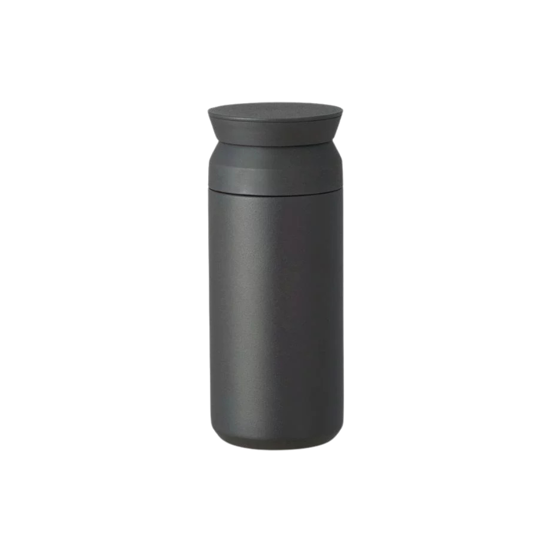 Czarny stalowy termos Kinto travel 500 ml do kawy o minimalistycznym designie, matowe wykończenie, smukła forma, widok na białym tle.