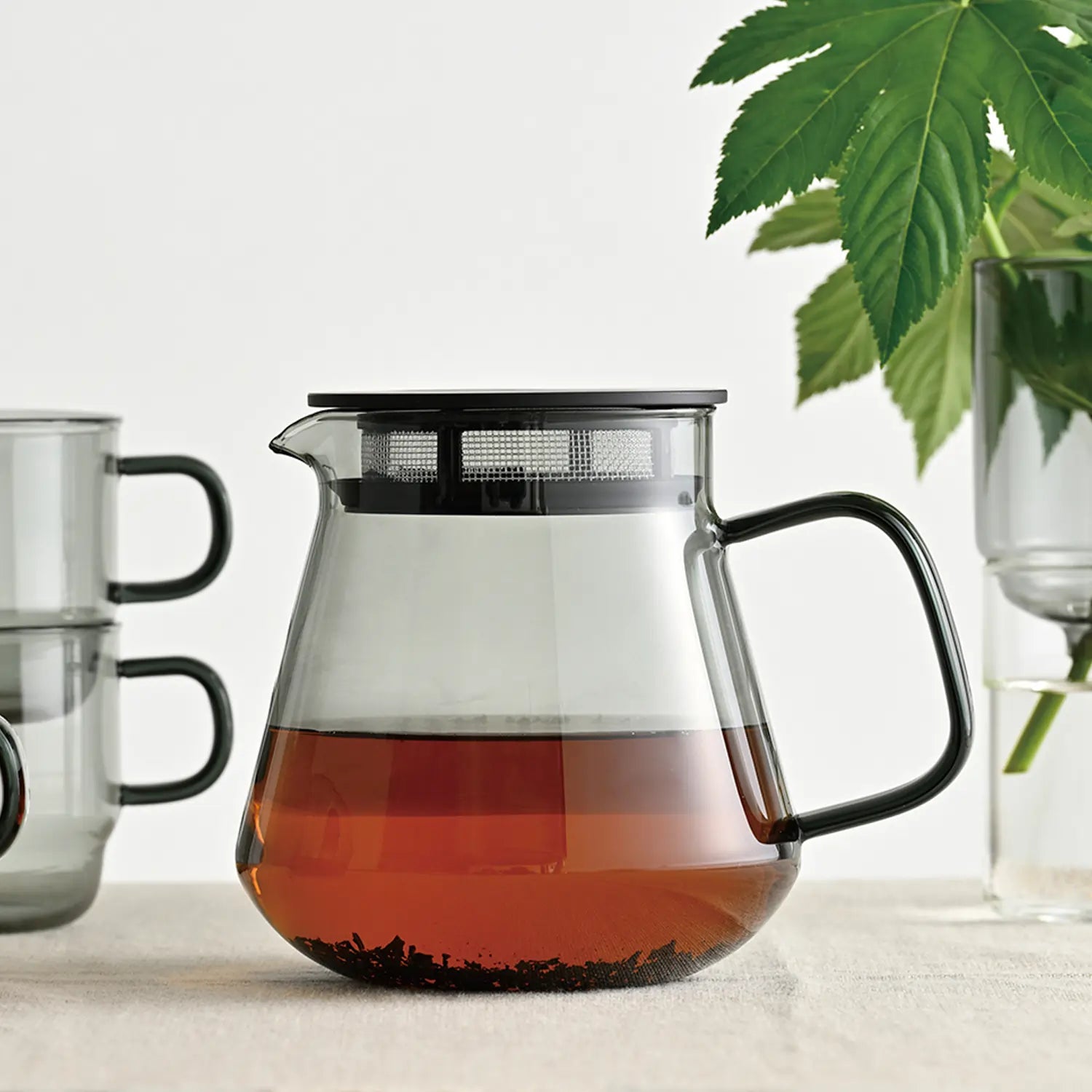 Hario Colors Tea & Coffee Server szary 600 ml – szklany serwer z filtrem do parzenia herbaty liściastej i kawy przelewowej, minimalistyczne zdjęcie lifestyle