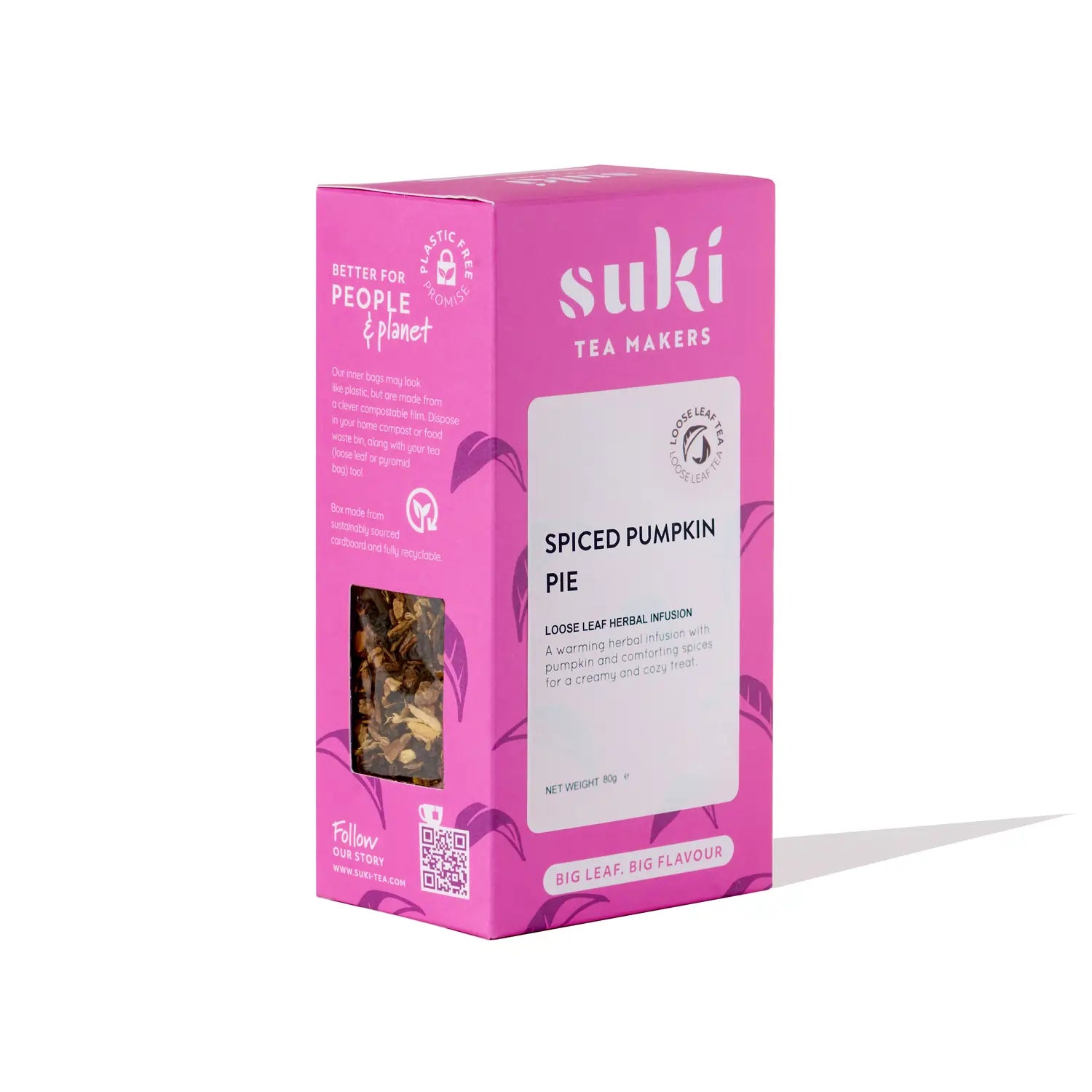 Herbata Suki Spiced Pumpkin Pie w różowym opakowaniu z okienkiem, widok pod kątem na pudełko na białym tle