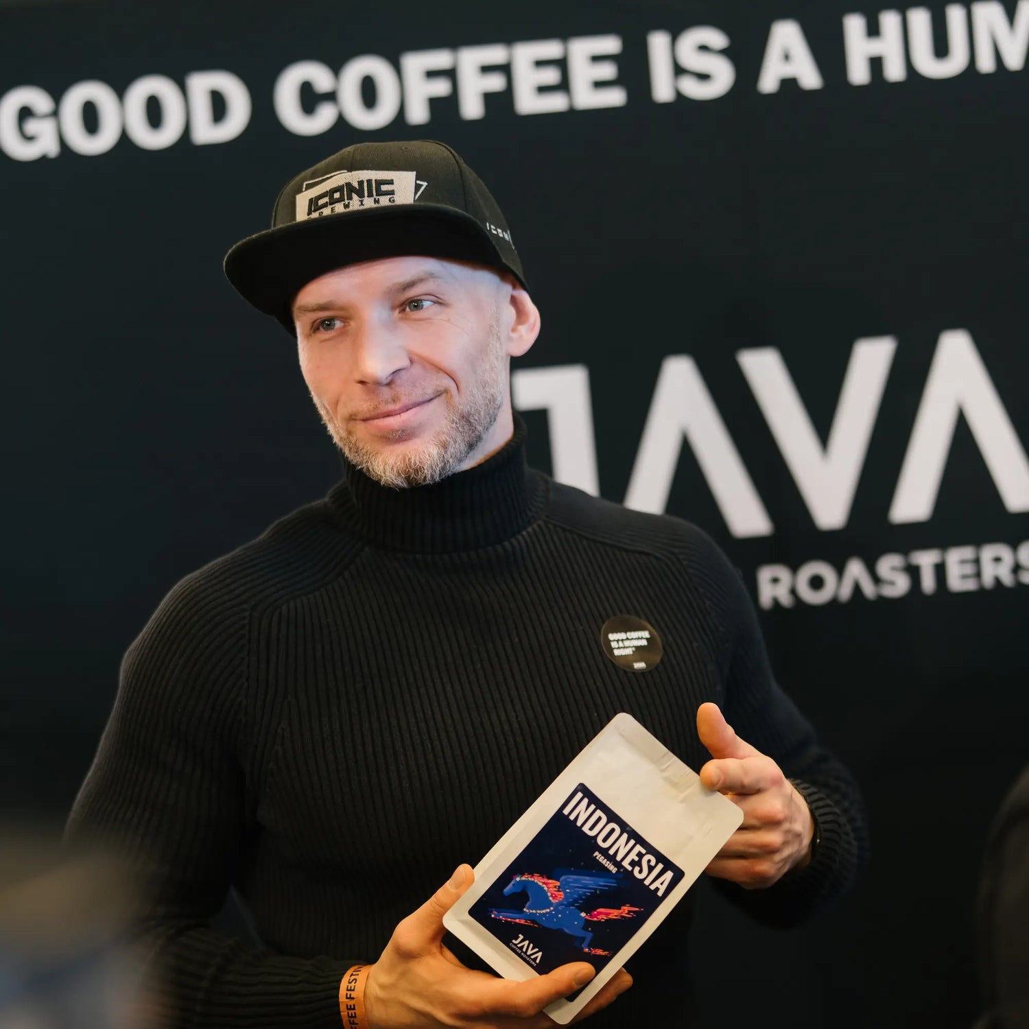 Roaster prezentujący kawę specialty JAVA Indonesia podczas targów kawowych, na tle hasła "Good Coffee Is a Human Right".