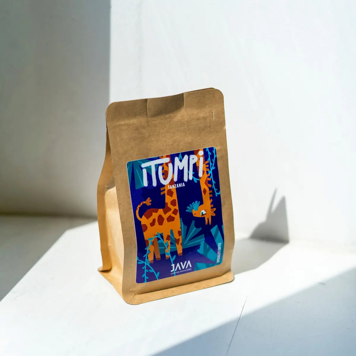 Kawa specialty Tanzania Itumpi 250 g od JAVA Coffee Roasters – opakowanie w naturalnym świetle na minimalistycznym tle
