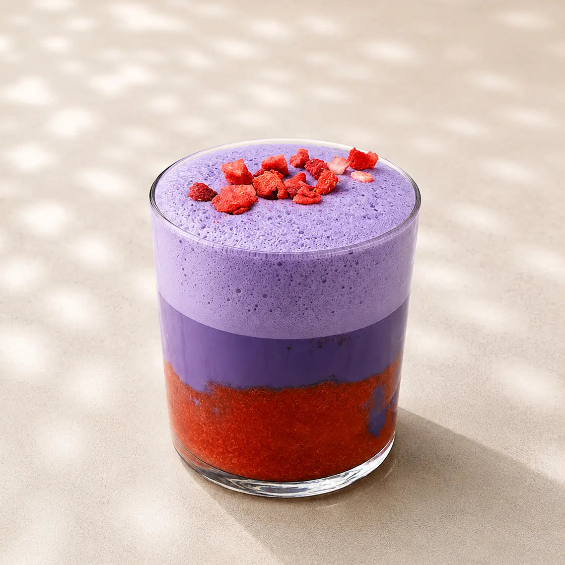 Warstwowe ube latte z truskawkami przygotowane z proszku Yōkiro Ube Powder