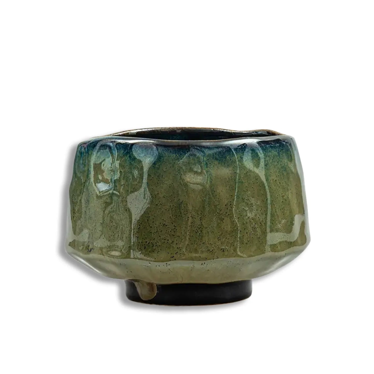 Matchawan Gyoku Moya – zielona ceramiczna czarka do matchy o szkliwionej, nieregularnej powierzchni, widok produktu na jasnym tle.