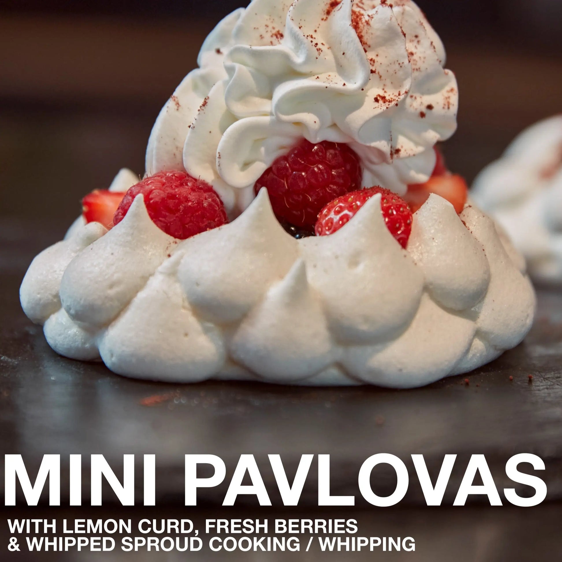 Mini Pavlova z lemon curd, świeżymi owocami i bitą śmietaną na bazie Sproud Cooking / Whipping – bez nabiału, idealny deser wegański