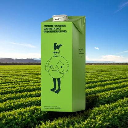 Minor Figures Barista Oat Regenerative – napój owsiany barista 1L na tle pola uprawnego