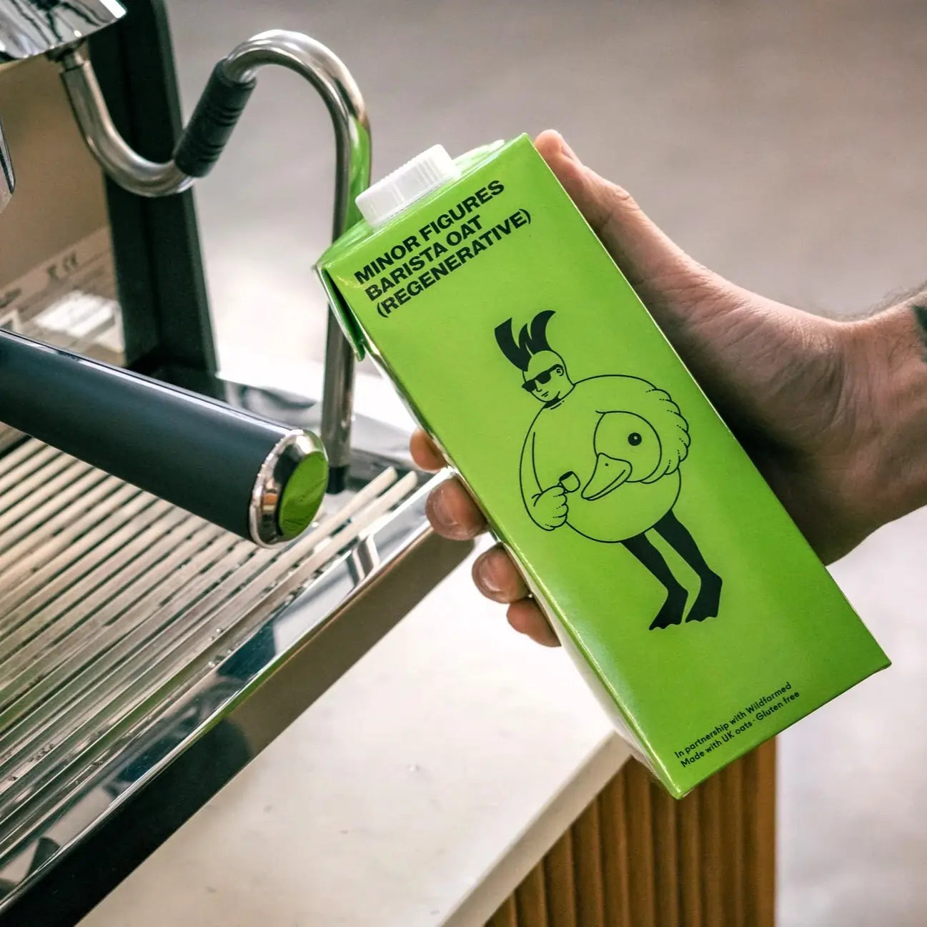 Minor Figures Barista Oat Regenerative napój owsiany – karton mleka roślinnego przy ekspresie do kawy
