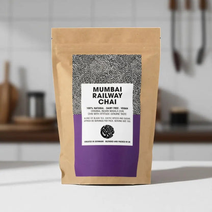 Opakowanie Mumbai Railway Chai 1 kg ustawione w kuchni – mieszanka czarnej herbaty, przypraw i cukru inspirowana klasycznym indyjskim masala chai.