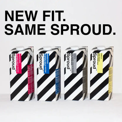 Nowe opakowania napojów roślinnych Sproud z żółtego grochu – wersje Barista, Unsweetened, Original i Vanilla ustawione w szeregu, z napisem „New fit. Same Sproud.” w tle.