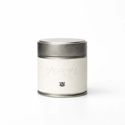 Oromatcha Premium Matcha – puszka matchy, minimalistyczny packshot na białym tle