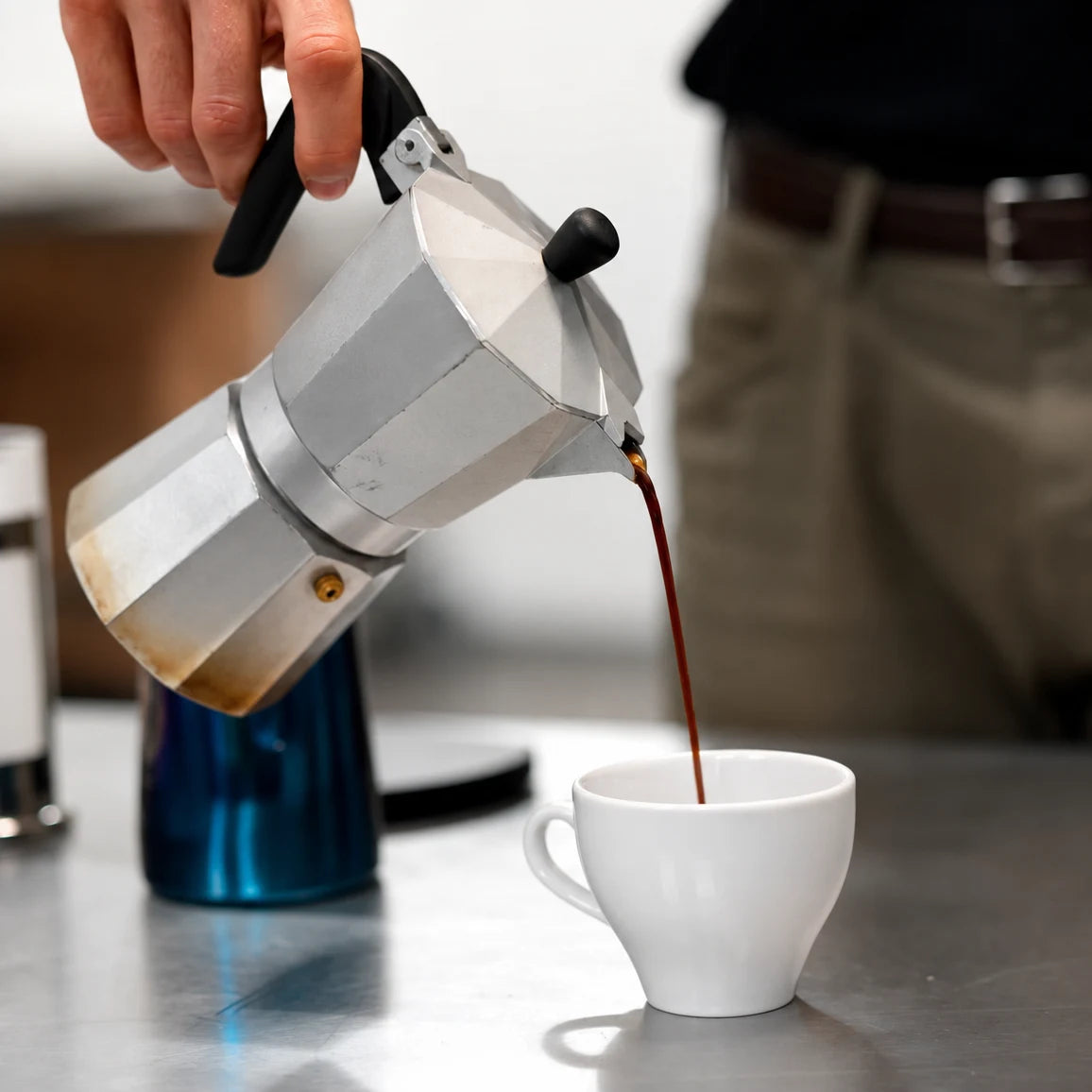 Parzenie kawy w kawiarce Bialetti podczas szkolenia baristycznego. Przygotowanie intensywnego espresso metodą moka do codziennego parzenia kawy.