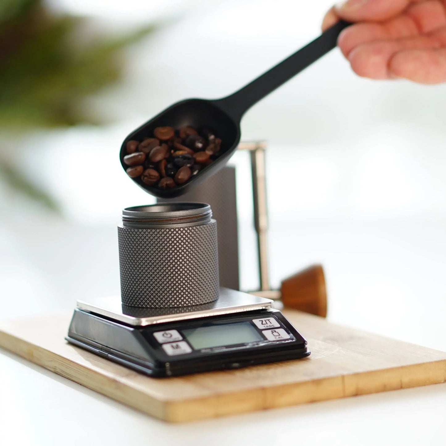 Rhino Coffee Gear – ważenie ziaren kawy przed mieleniem na precyzyjnej wadze baristy