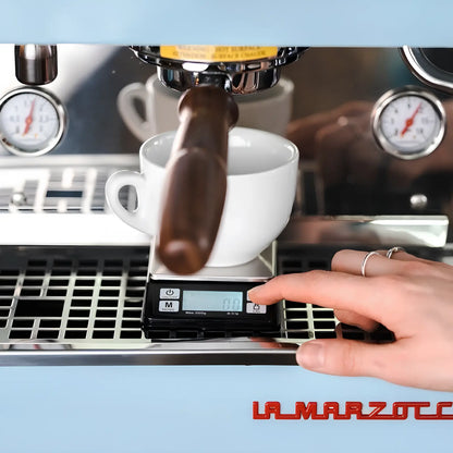 Waga Rhino Coffee Gear podczas ważenia espresso na ekspresie La Marzocco – precyzyjne parzenie kawy