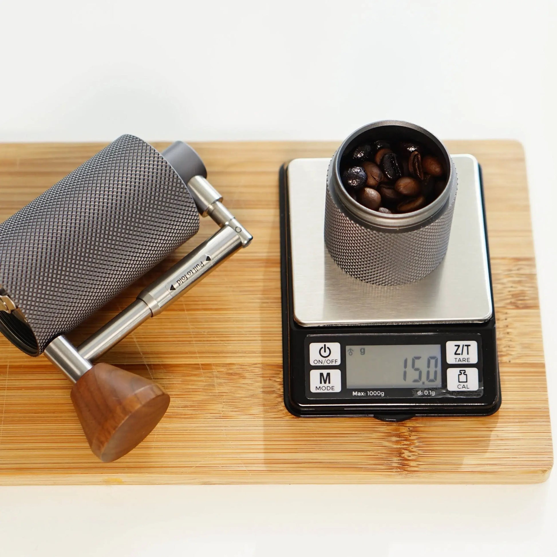 Waga Rhino Coffee Gear z ziarnami kawy i młynkiem – precyzyjne odmierzanie 15 g do espresso