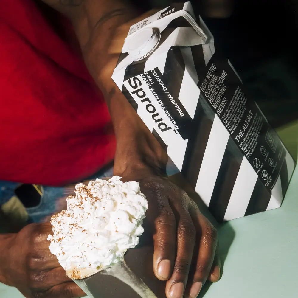Roślinna śmietanka Sproud Cooking & Whipping z bitą śmietaną – wegańska alternatywa do gotowania, deserów i ubijania, dostępna w Java Coffee Roasters Polska.