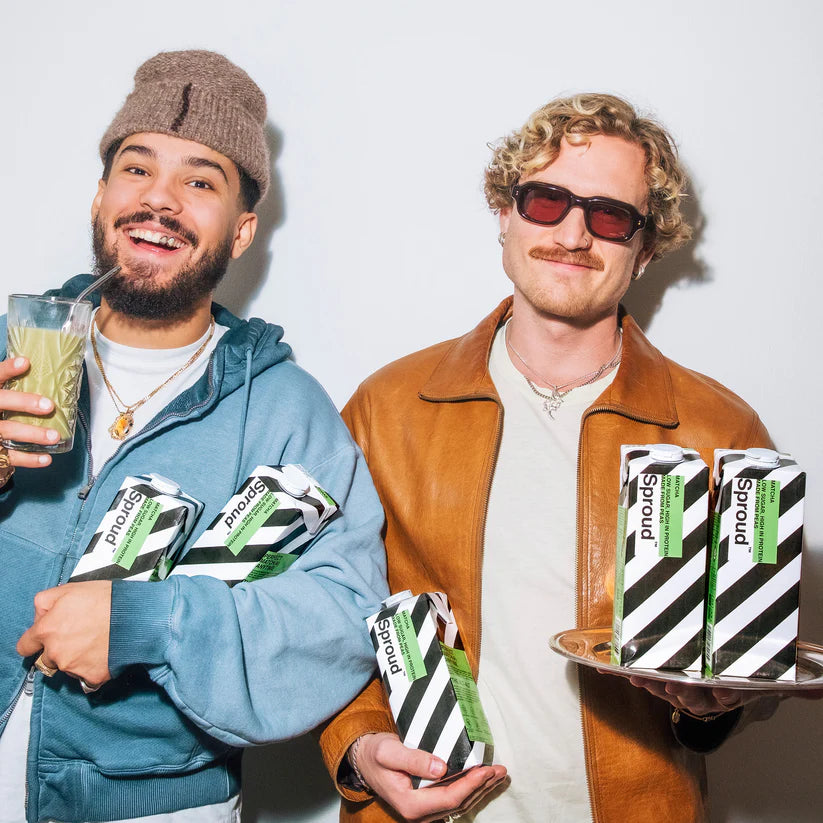 Dwie osoby z napojem roślinnym Sproud Matcha na bazie białka żółtego grochu. Wegańska alternatywa mleka do matcha latte o wysokiej zawartości białka i obniżonej zawartości cukru. Oficjalny dystrybutor JAVA Coffee Polska.