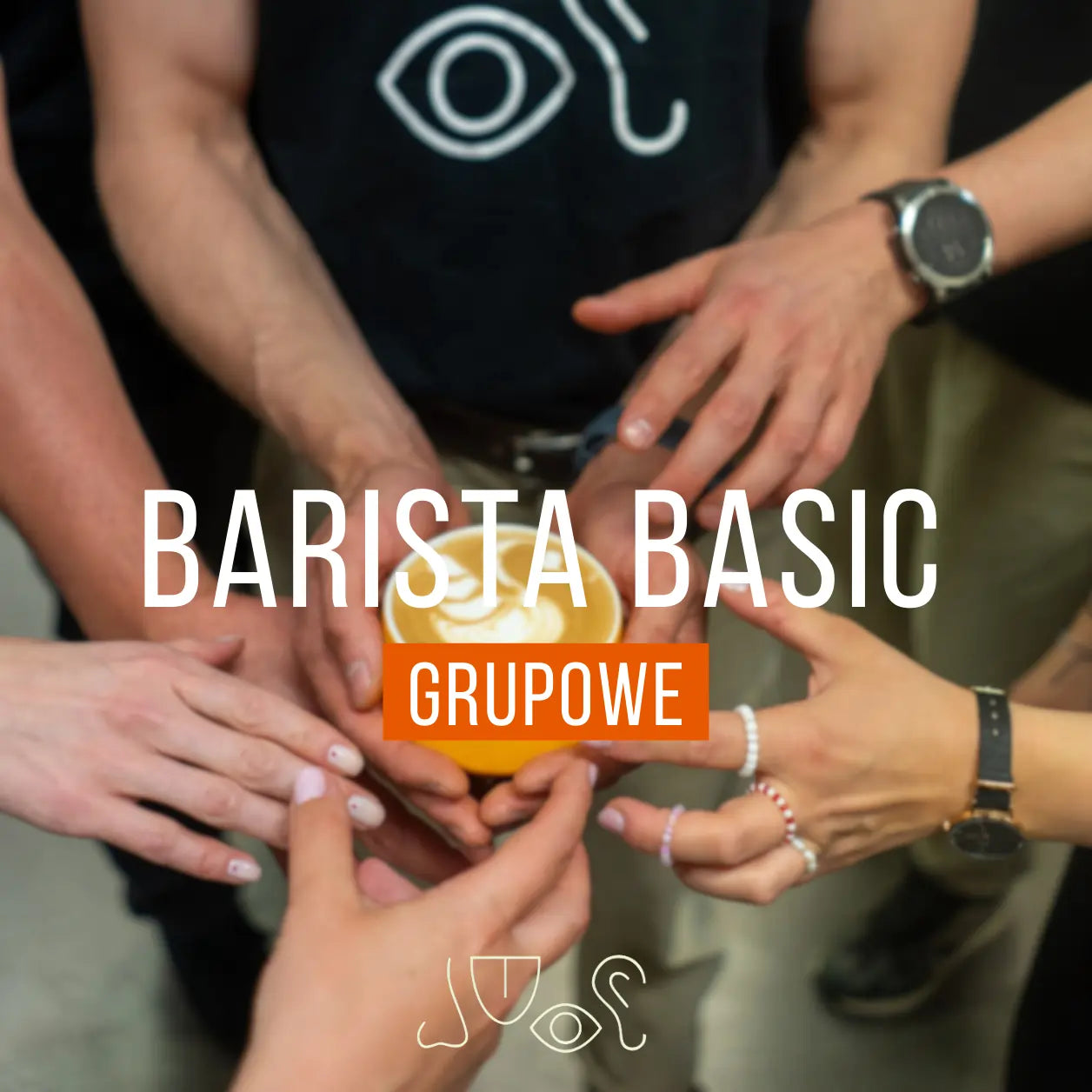Szkolenie Barista Basic – zajęcia grupowe w JAVA Coffee Roasters. Uczestnicy trzymają filiżankę z latte art, wspólna nauka w przyjaznej atmosferze.