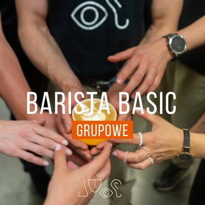 Szkolenie Barista Basic – zajęcia grupowe w JAVA Coffee Roasters. Uczestnicy trzymają filiżankę z latte art, wspólna nauka w przyjaznej atmosferze.