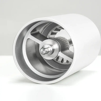Wnętrze młynka Timemore Chestnut C3 S PRO w wersji białej – widok na mechanizm mielący i precyzyjne stalowe żarna.