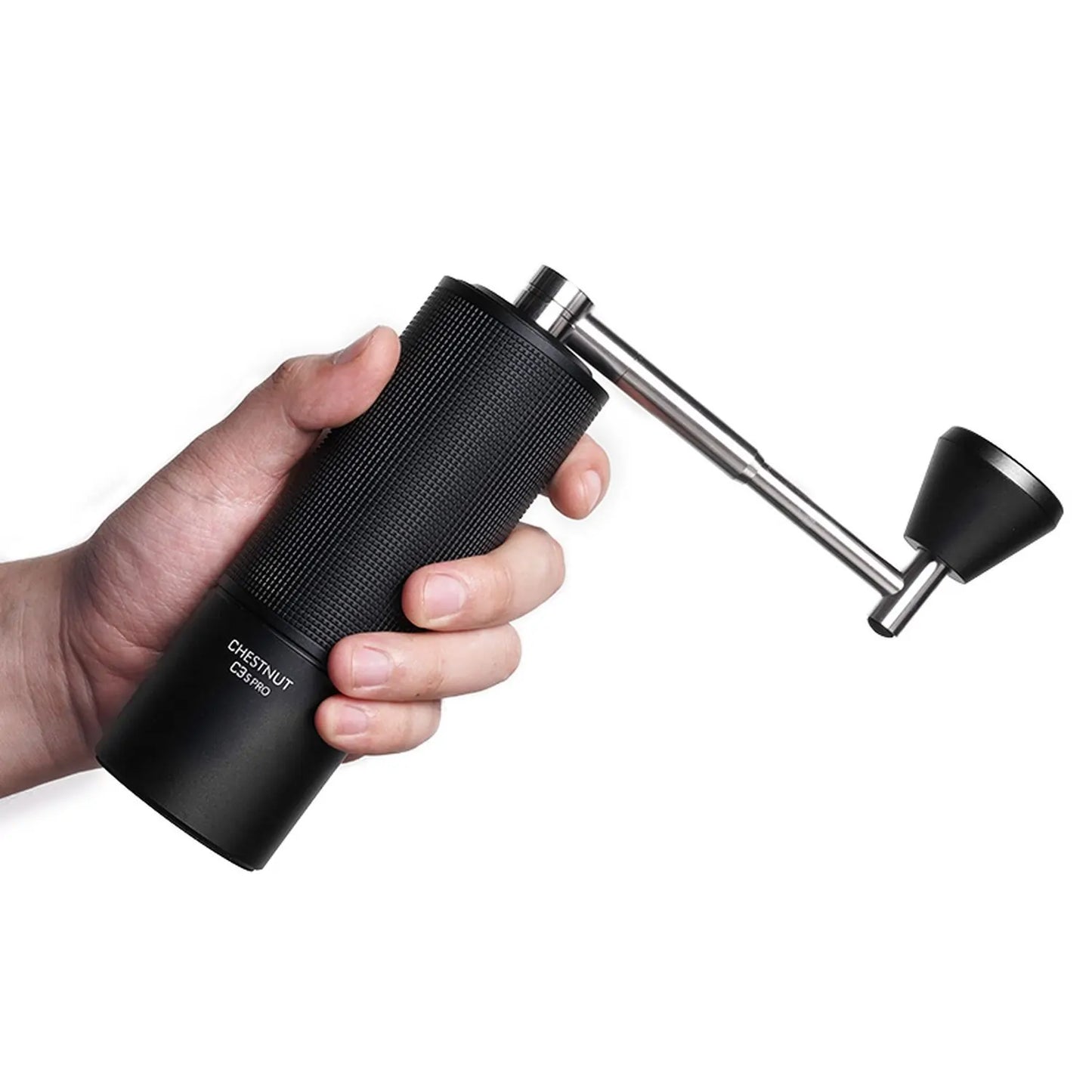 Alt: Czarny ręczny młynek do kawy Timemore Chestnut C3S Pro trzymany w dłoni – widoczna tekstura korpusu i metalowa korbka z ergonomicznym uchwytem.