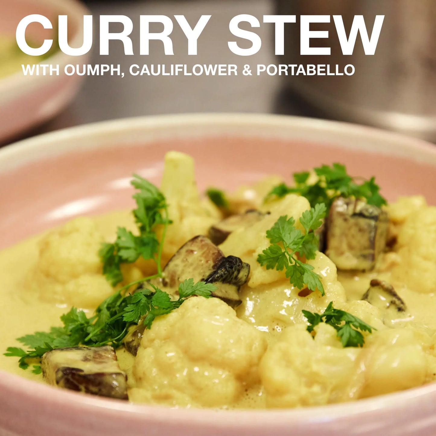 Wegańskie curry z kalafiorem, grzybami portobello i oumph w kremowym sosie na bazie Sproud Cooking / Whipping, podane w różowej misce